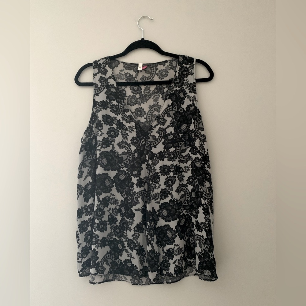 B&W floral lace print hi low tank with v neck